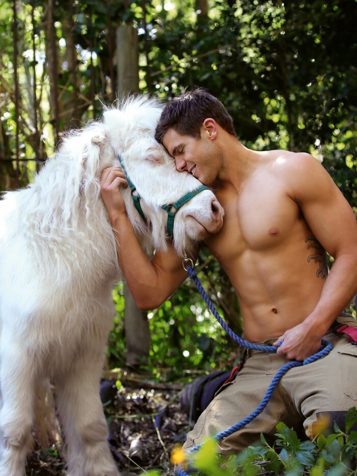 Горячая фотосессия австралийских пожарных с животными для благотворительного календаря на 2020 год (36 фото) Горячая фотосессия австралийских пожарных с животными для благотворительного календаря на 2020 год (36 фото)