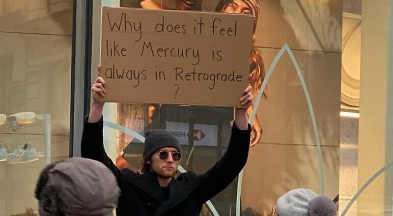 Парень устраивает одиночные пикеты против всего, что раздражает (18 фото)