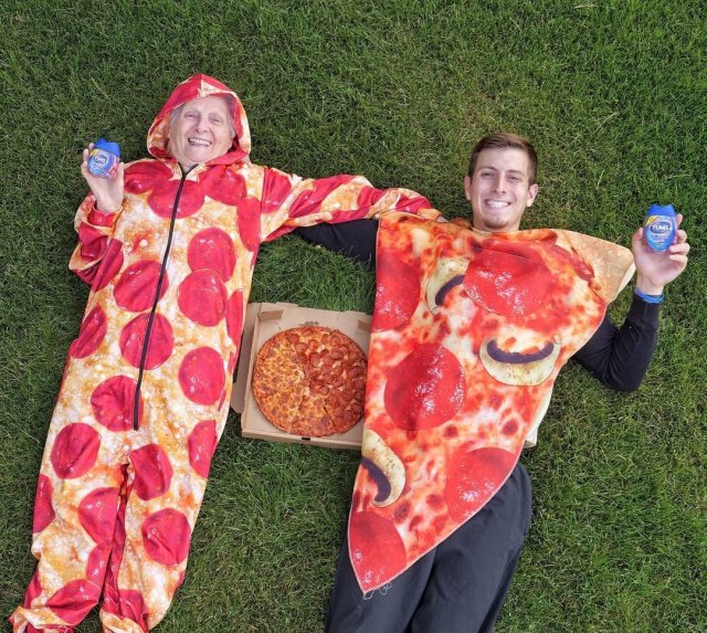 Бабушка с внуком фотографируются в безумных нарядах (20 фото)