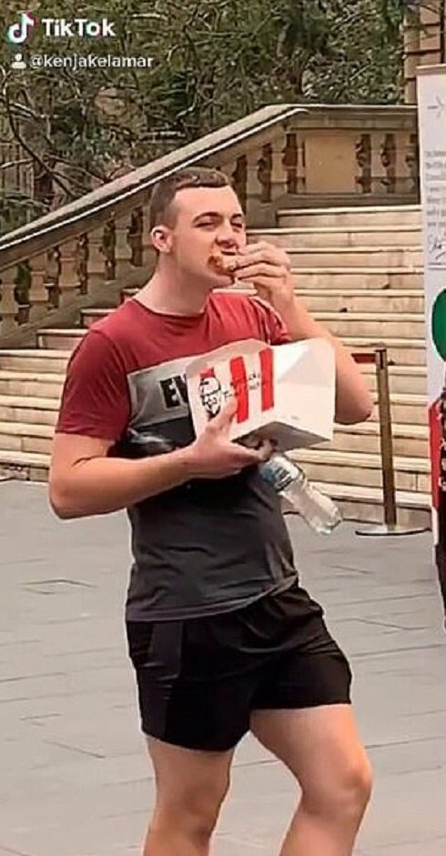 Парень с куриными крылышками «потроллил» веганов (4 фото + видео)