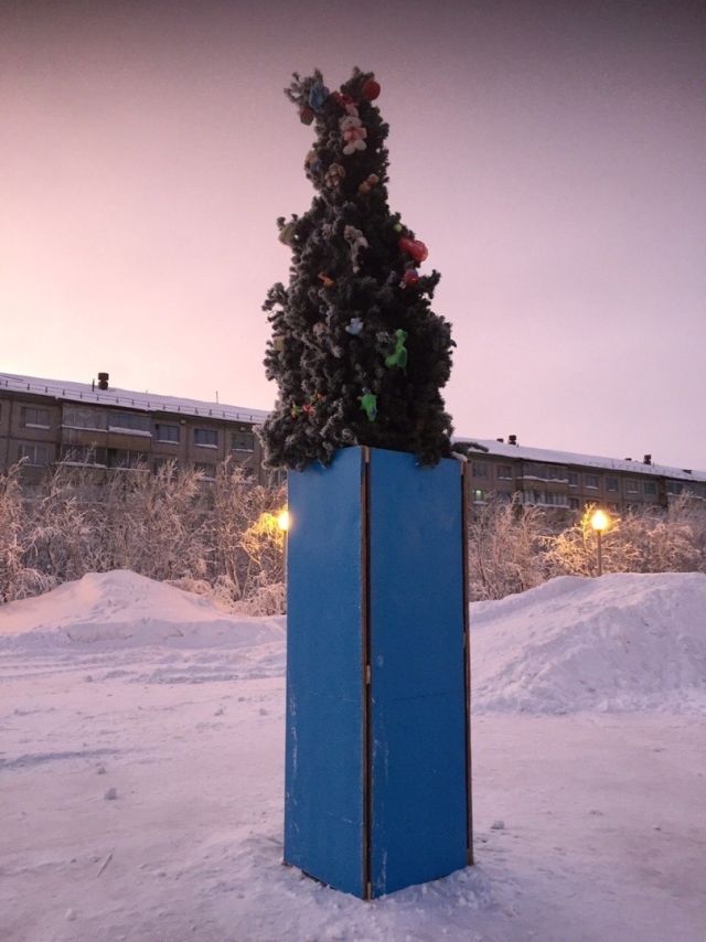 Новогодняя ёлка, которая у любого отобьет праздничное настроение (3 фото)