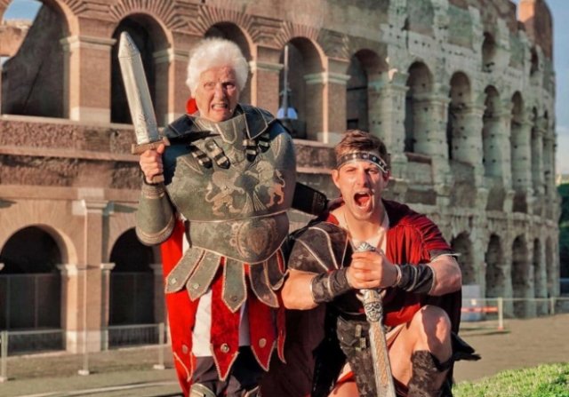 Бабушка с внуком фотографируются в безумных нарядах (20 фото)