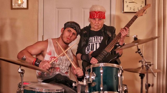 Бабушка с внуком фотографируются в безумных нарядах (20 фото)