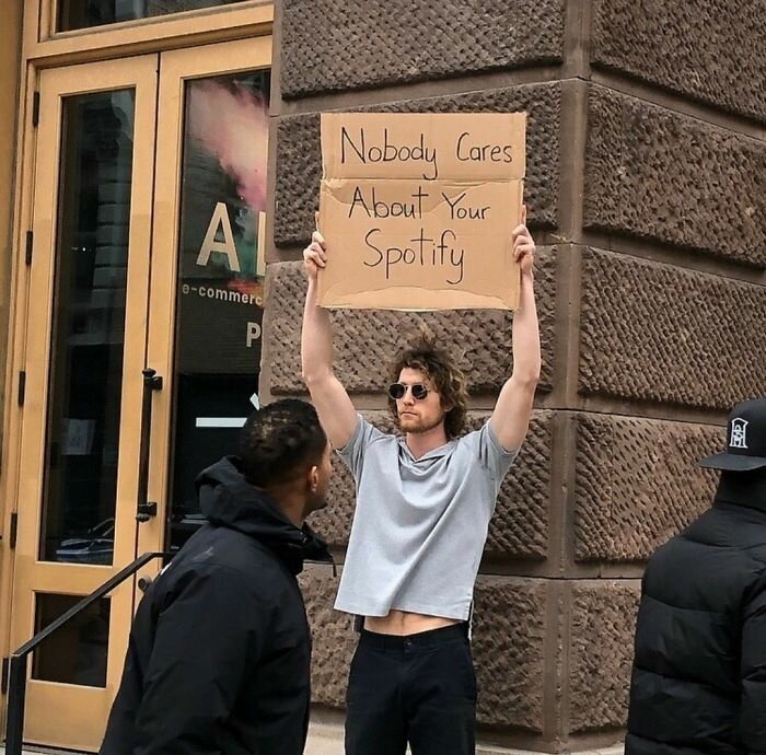 Парень устраивает одиночные пикеты против всего, что раздражает (18 фото)