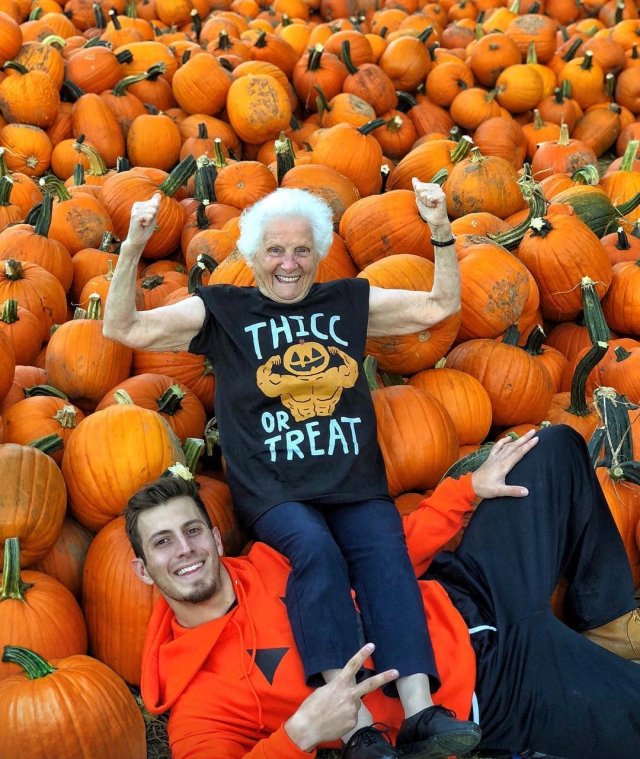 Бабушка с внуком фотографируются в безумных нарядах (20 фото)