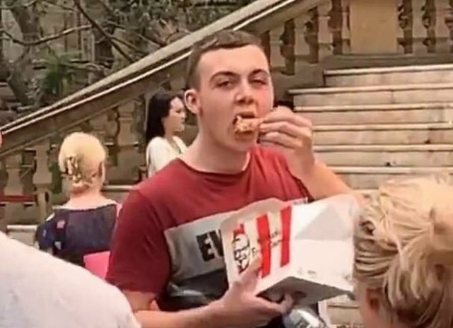 Парень с куриными крылышками «потроллил» веганов (4 фото + видео)