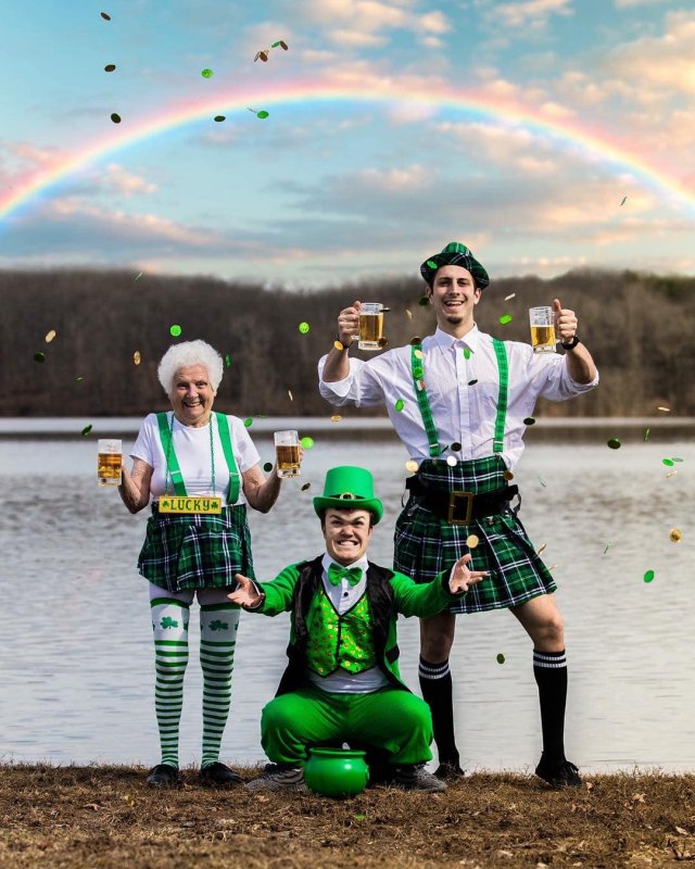 Бабушка с внуком фотографируются в безумных нарядах (20 фото)