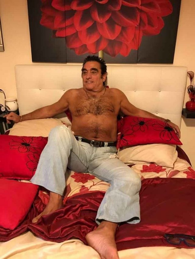 Мужчина хотел продать джинсы, но привлек больше внимания к своей персоне (13 фото)