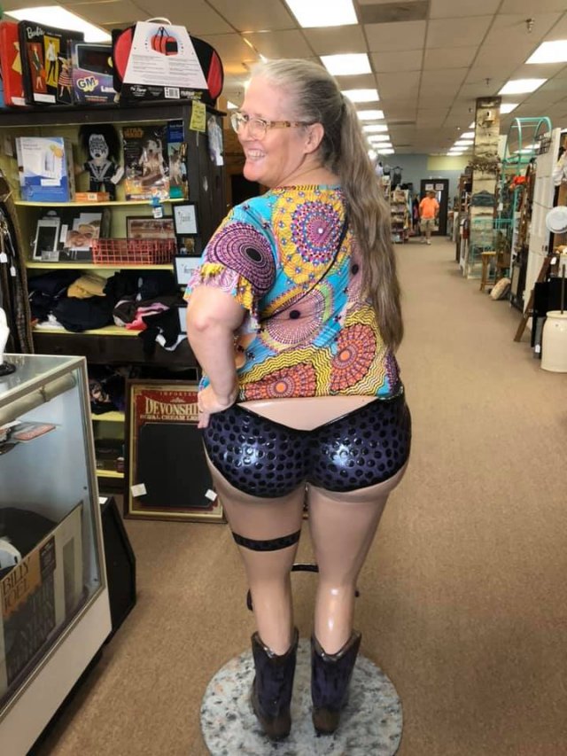 Очень странные находки на барахолках (15 фото)