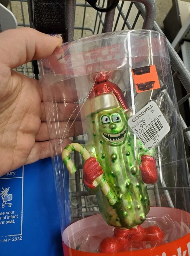 Очень странные находки на барахолках (15 фото)