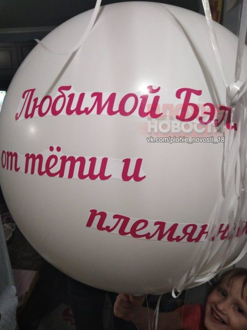 Соцсети шокировали фотографии мертвого ребенка, одетого в костюм Деда Мороза (5 фото)