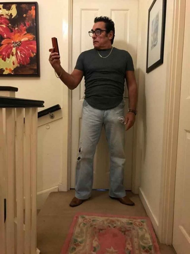 Мужчина хотел продать джинсы, но привлек больше внимания к своей персоне (13 фото)