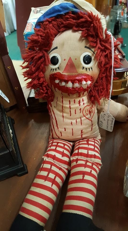 Очень странные находки на барахолках (15 фото)