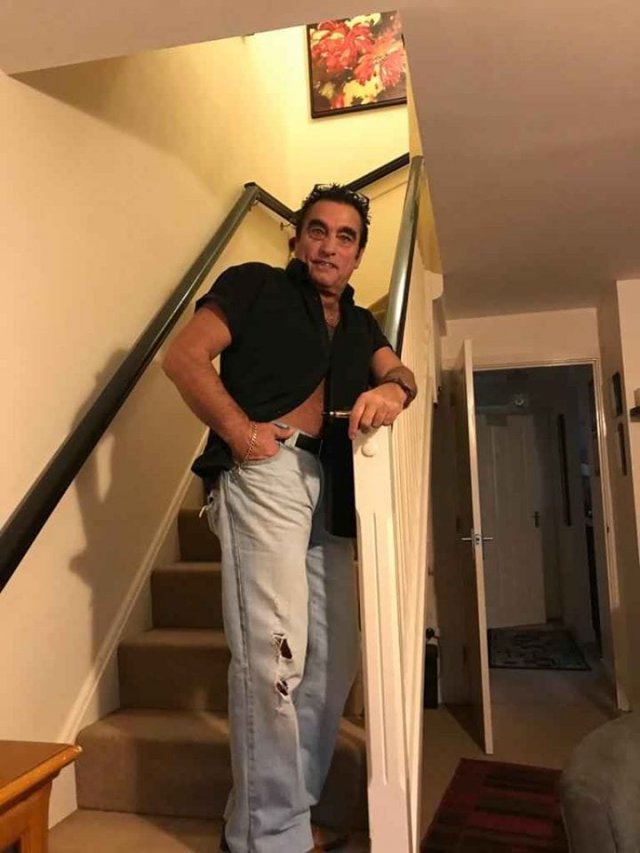 Мужчина хотел продать джинсы, но привлек больше внимания к своей персоне (13 фото)