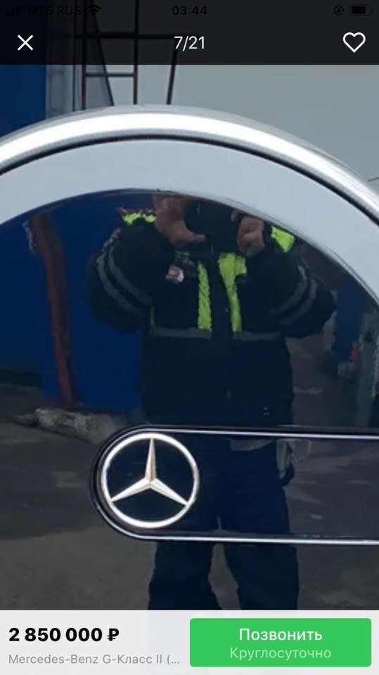 Кто у нас притаился в отражении машины? (4 фото)