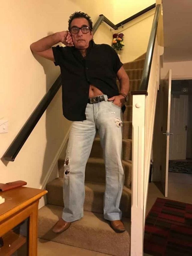 Мужчина хотел продать джинсы, но привлек больше внимания к своей персоне (13 фото)