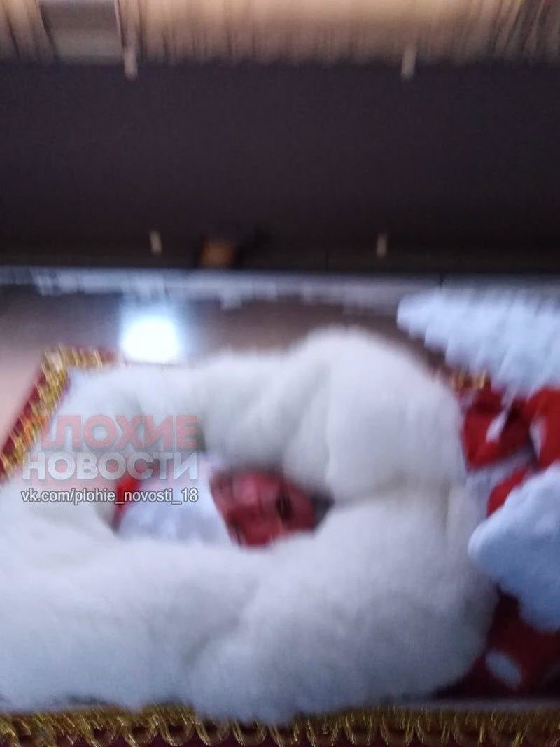 Соцсети шокировали фотографии мертвого ребенка, одетого в костюм Деда Мороза (5 фото)