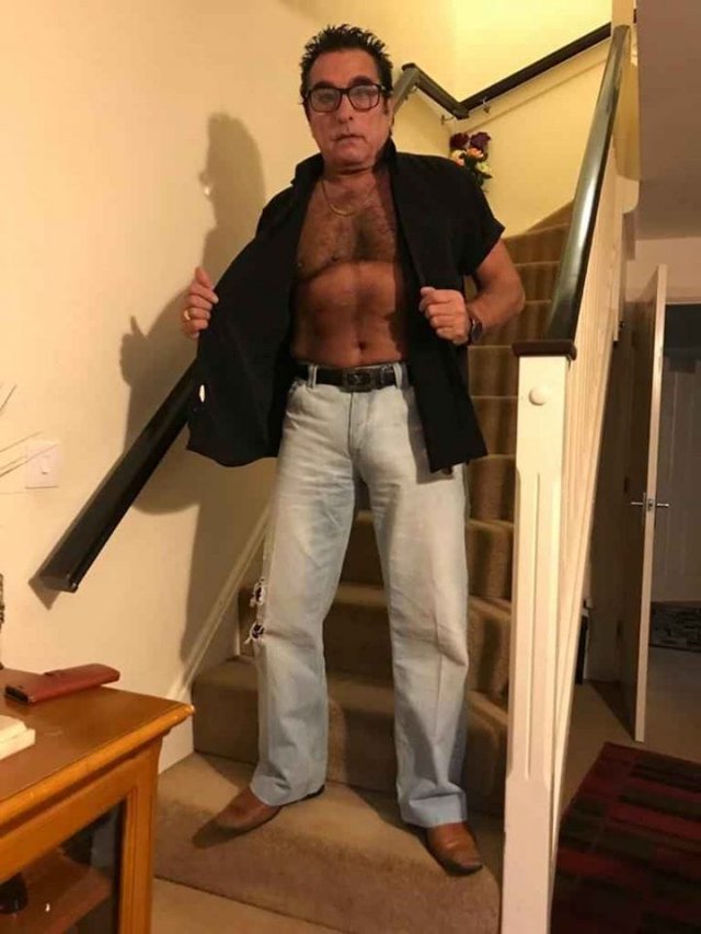 Мужчина хотел продать джинсы, но привлек больше внимания к своей персоне (13 фото)