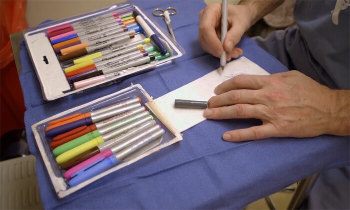 Хирург рисует мультяшек на послеоперационных повязках, чтобы поднять маленьким пациентам настроение (16 фото + 1 видео) Хирург рисует мультяшек на послеоперационных повязках, чтобы поднять маленьким пациентам настроение (16 фото + 1 видео)