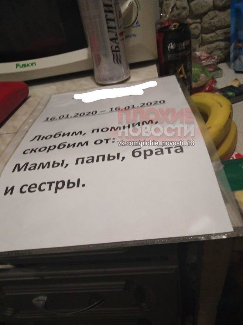 Соцсети шокировали фотографии мертвого ребенка, одетого в костюм Деда Мороза (5 фото)