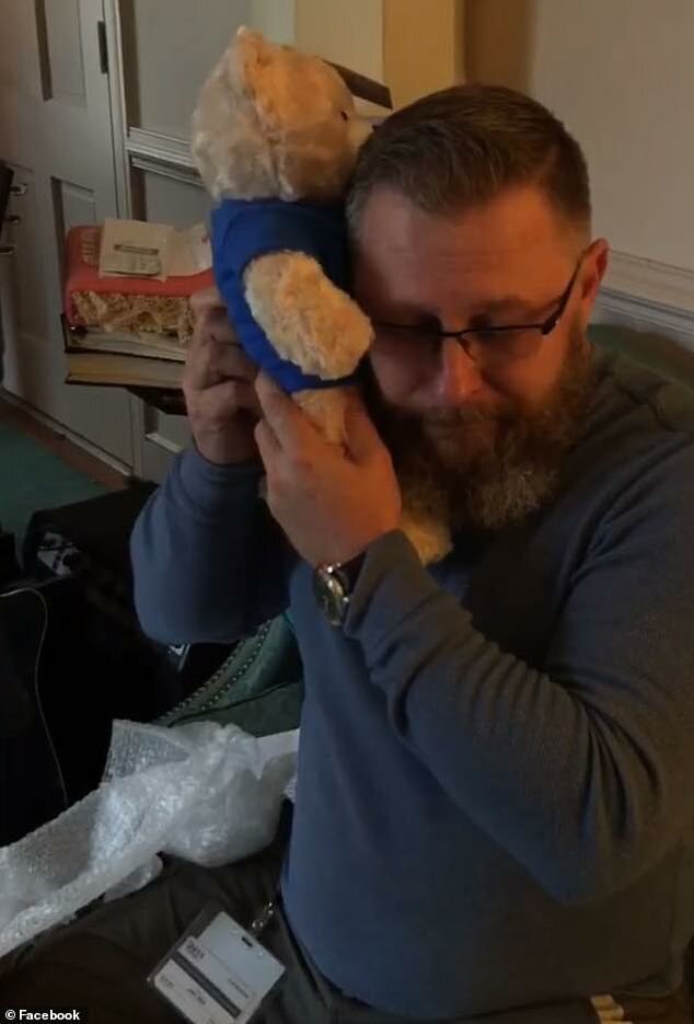 Мужчине подарили игрушечного медвежонка со звуком сердцебиения его погибшего сына (5 фото)