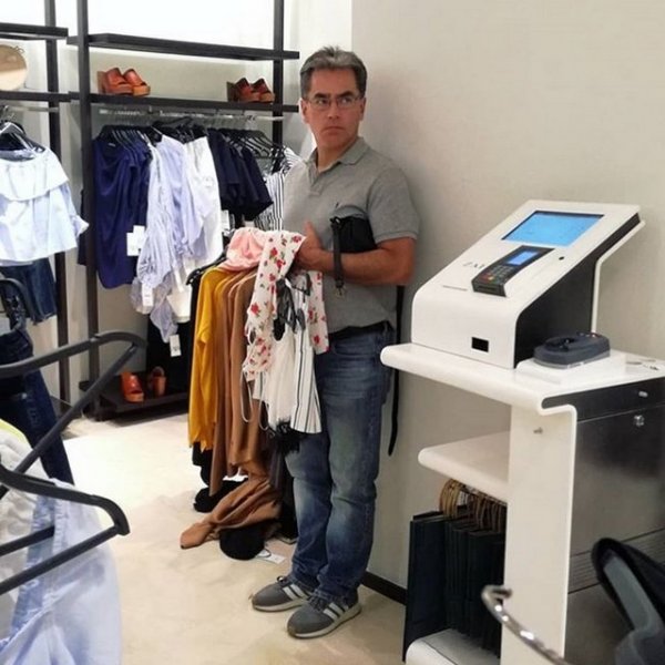 Ловушка времени или мужчины, ждущие своих жен во время шопинга (30 фото)