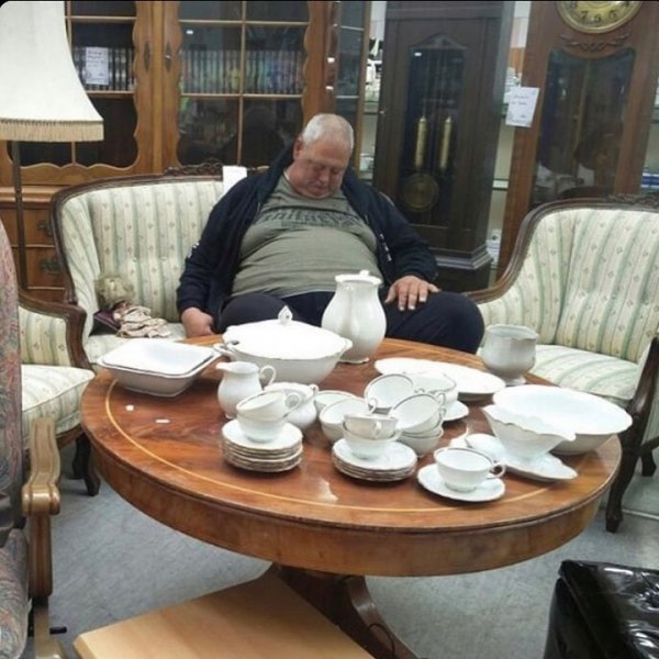 Ловушка времени или мужчины, ждущие своих жен во время шопинга (30 фото)