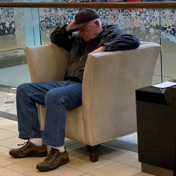 Ловушка времени или мужчины, ждущие своих жен во время шопинга (30 фото)