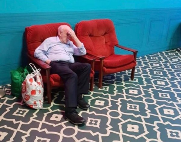 Ловушка времени или мужчины, ждущие своих жен во время шопинга (30 фото)