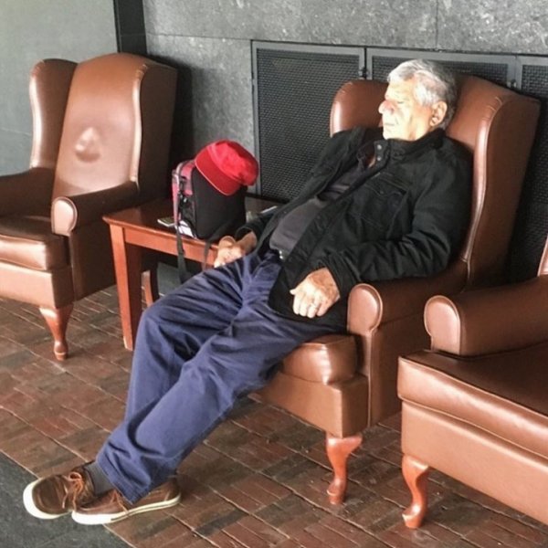 Ловушка времени или мужчины, ждущие своих жен во время шопинга (30 фото)