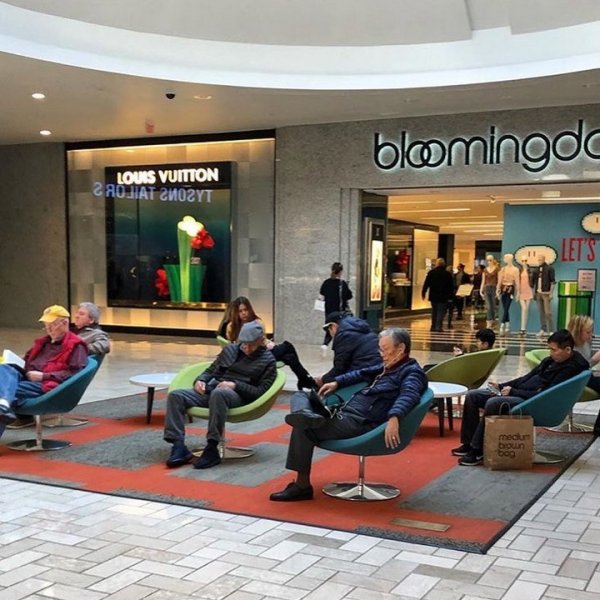 Ловушка времени или мужчины, ждущие своих жен во время шопинга (30 фото)