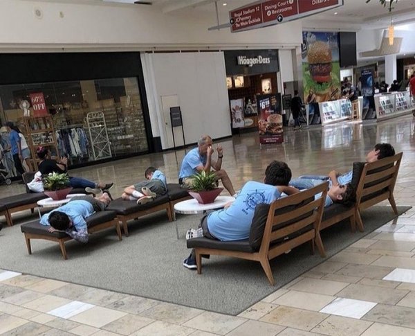 Ловушка времени или мужчины, ждущие своих жен во время шопинга (30 фото)