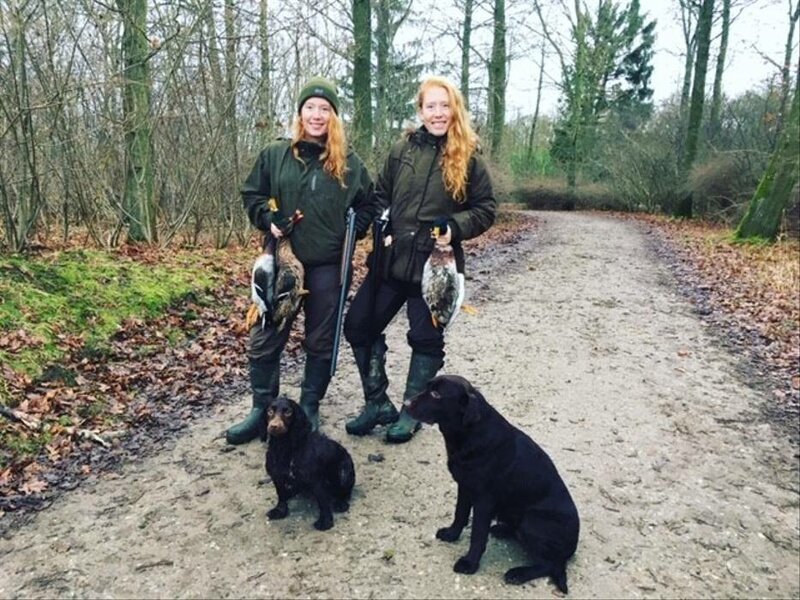 "Кровожадные стервы!": близняшек из Дании затравили за фото с охотничьими трофеями (15 фото) "Кровожадные стервы!": близняшек из Дании затравили за фото с охотничьими трофеями (15 фото)