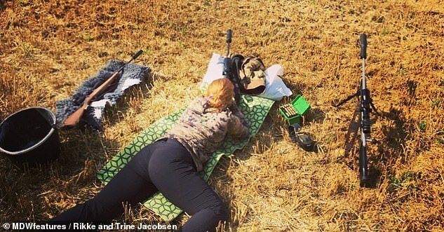 "Кровожадные стервы!": близняшек из Дании затравили за фото с охотничьими трофеями (15 фото) "Кровожадные стервы!": близняшек из Дании затравили за фото с охотничьими трофеями (15 фото)