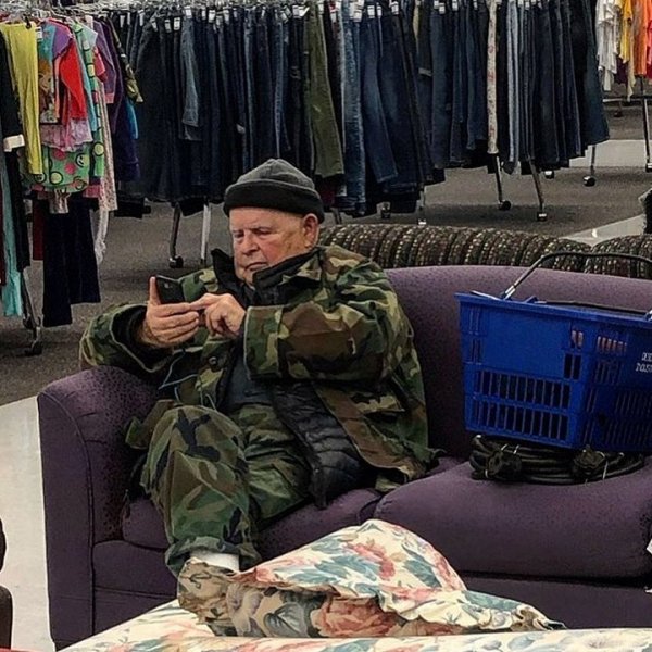 Ловушка времени или мужчины, ждущие своих жен во время шопинга (30 фото)