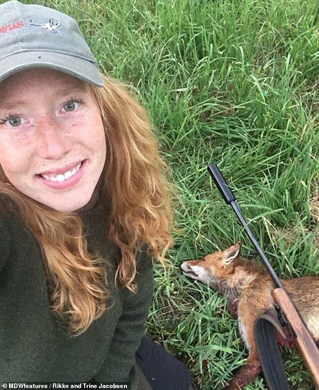 "Кровожадные стервы!": близняшек из Дании затравили за фото с охотничьими трофеями (15 фото) "Кровожадные стервы!": близняшек из Дании затравили за фото с охотничьими трофеями (15 фото)