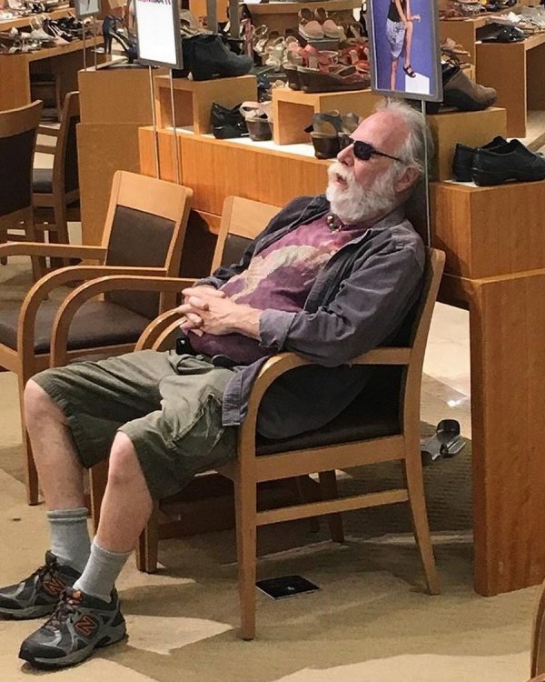 Ловушка времени или мужчины, ждущие своих жен во время шопинга (30 фото)