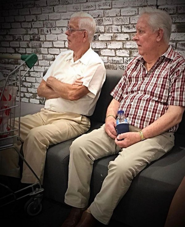 Ловушка времени или мужчины, ждущие своих жен во время шопинга (30 фото)