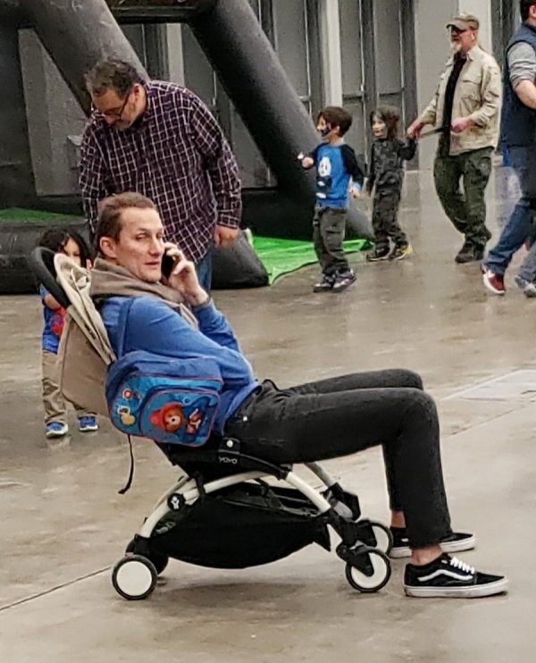 Ловушка времени или мужчины, ждущие своих жен во время шопинга (30 фото)