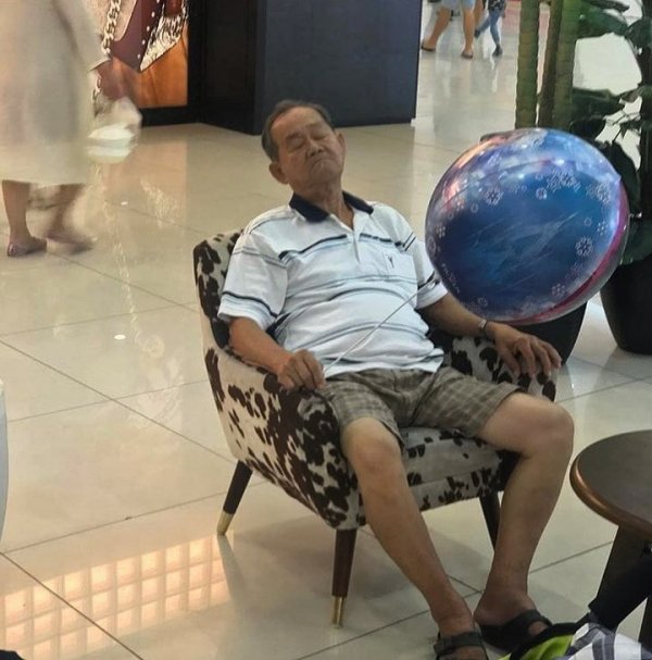 Ловушка времени или мужчины, ждущие своих жен во время шопинга (30 фото)