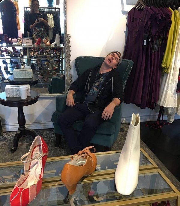 Ловушка времени или мужчины, ждущие своих жен во время шопинга (30 фото)