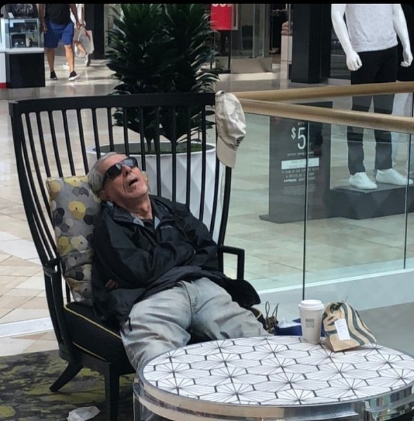 Ловушка времени или мужчины, ждущие своих жен во время шопинга (30 фото)