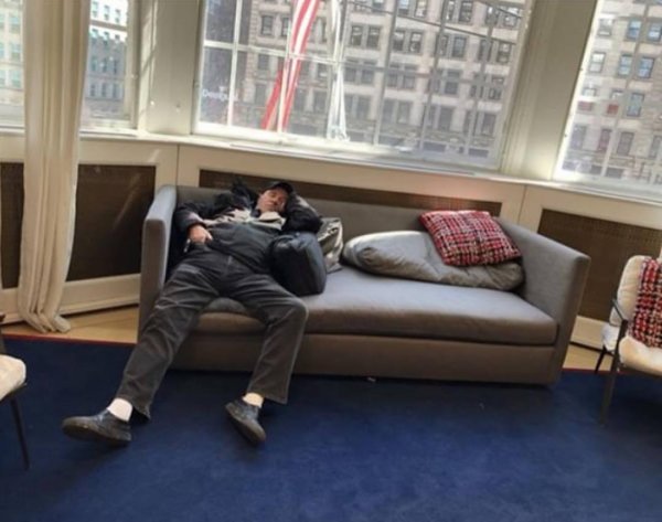 Ловушка времени или мужчины, ждущие своих жен во время шопинга (30 фото)