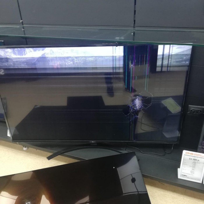 Неадекватный мужчина разнес магазин электроники (3 фото + видео)