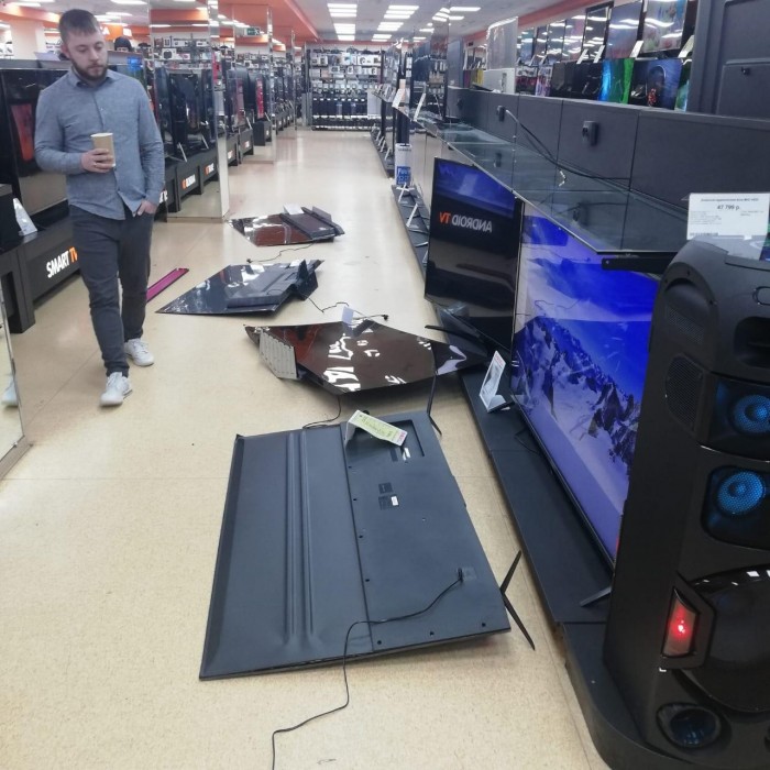 Неадекватный мужчина разнес магазин электроники (3 фото + видео)