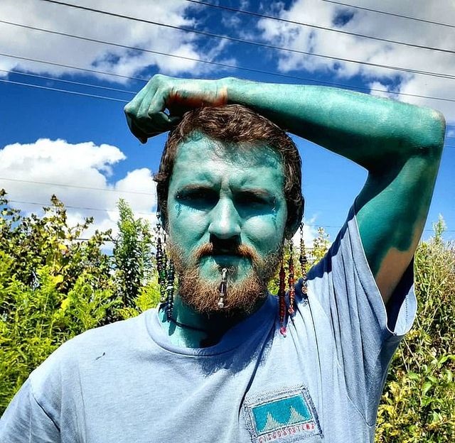 Канадец Донни Снайдер решил превратиться в смурфика (9 фото) Канадец Донни Снайдер решил превратиться в смурфика (9 фото)