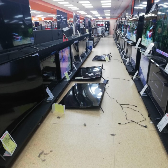Неадекватный мужчина разнес магазин электроники (3 фото + видео)