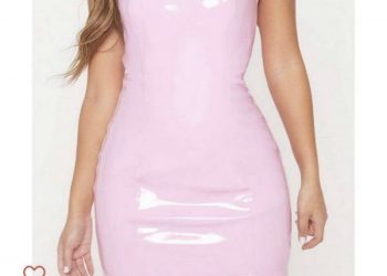 Девушка заказала через интернет розовое латексное платье (7 фото)