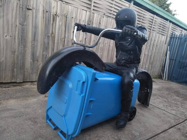 Выход к мусорке - целое представление. Австралийцы придумали себе развлечение на карантине (24 фото + видео)