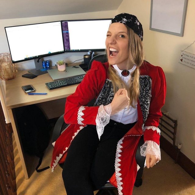 Смешные наряды сотрудников, которым приходится работать дома (10 фото)